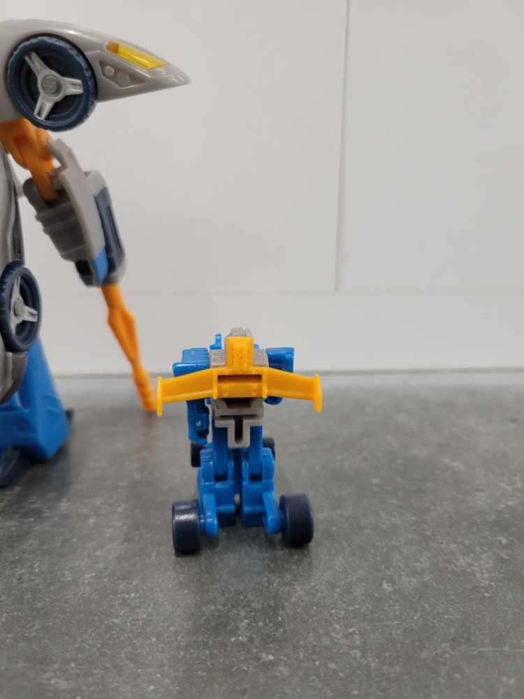 Incinerator With Blurr 1st Robot Mode - Hasbro (Armada) action figure collectible - Main Image 3