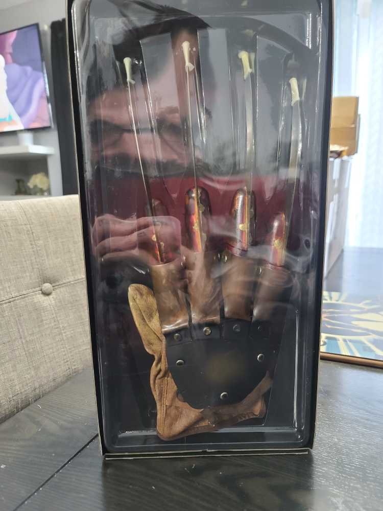 Trick or Treat Studios NOES 3 Dream Warriors Replica Glove Signed - Trick or Treat Studios (Horror) action figure collectible - Main Image 2