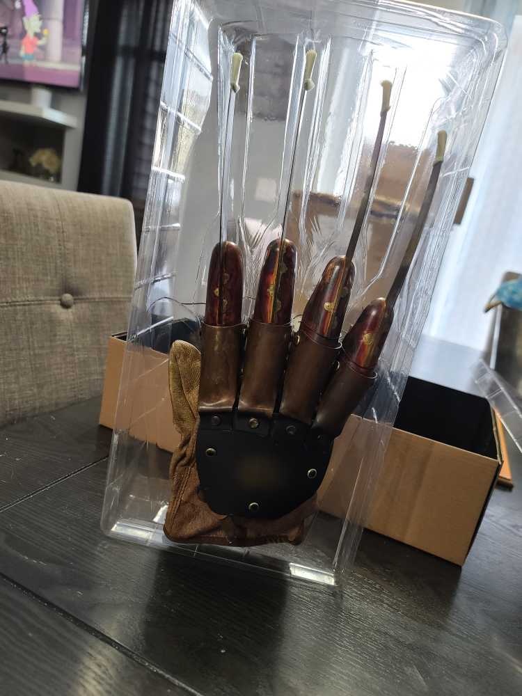 Trick or Treat Studios NOES 3 Dream Warriors Replica Glove Signed - Trick or Treat Studios (Horror) action figure collectible - Main Image 3