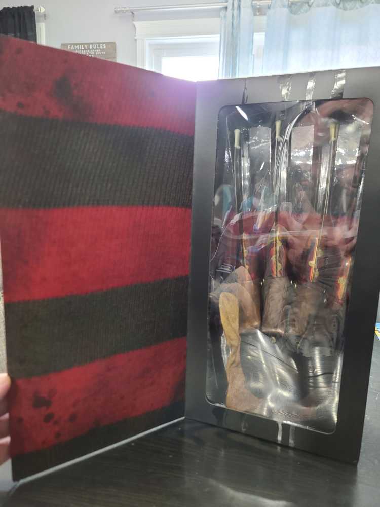 Trick or Treat Studios NOES 3 Dream Warriors Replica Glove Signed - Trick or Treat Studios (Horror) action figure collectible - Main Image 4