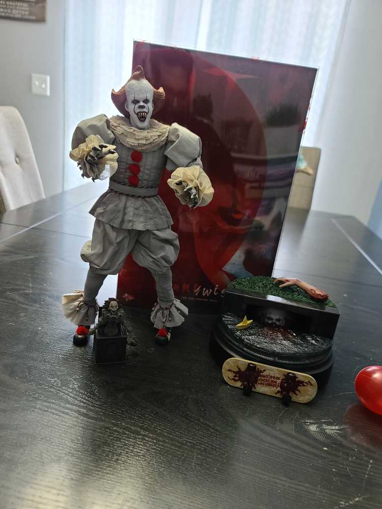 Hot Toys MMS555 It Chapter 2 Pennywise Sixth Scale - Hot Toys (Horror) action figure collectible - Main Image 2