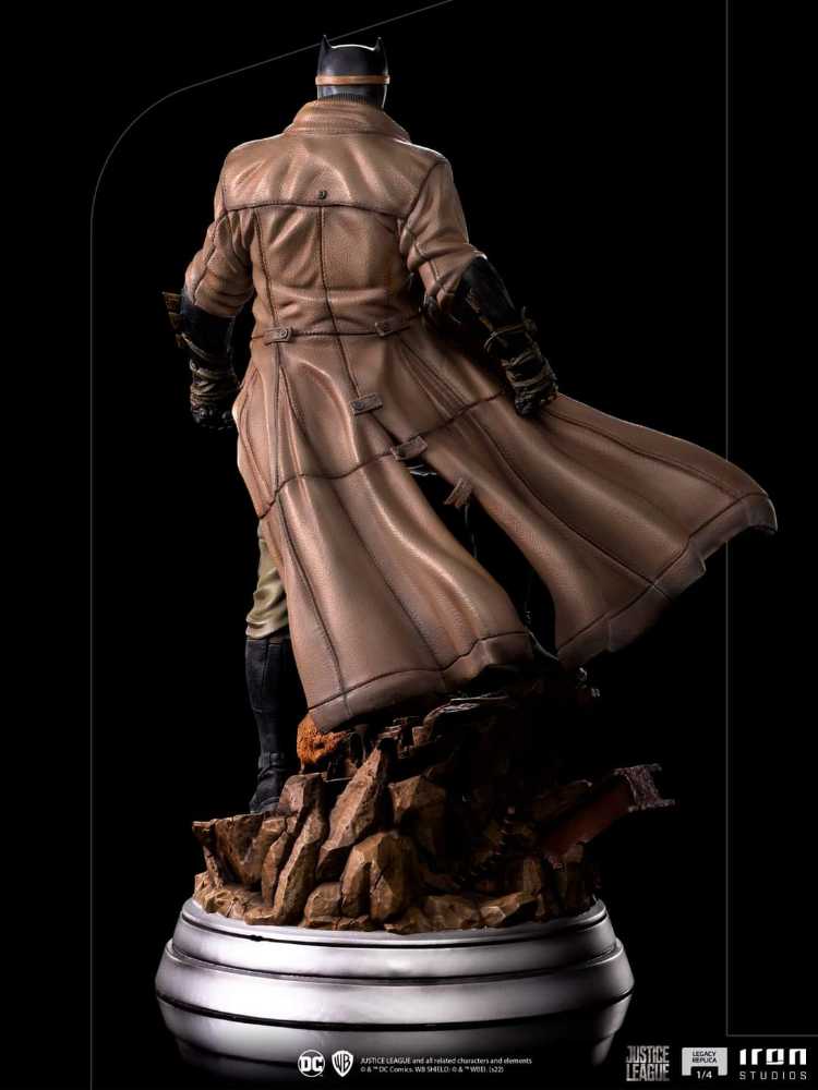 Batman (Knightmare), Zack Snyder’s Justice League, Legacy Replica (1:4) - Iron Studios (Zack Snyder’s Justice League (2021)) action figure collectible - Main Image 3