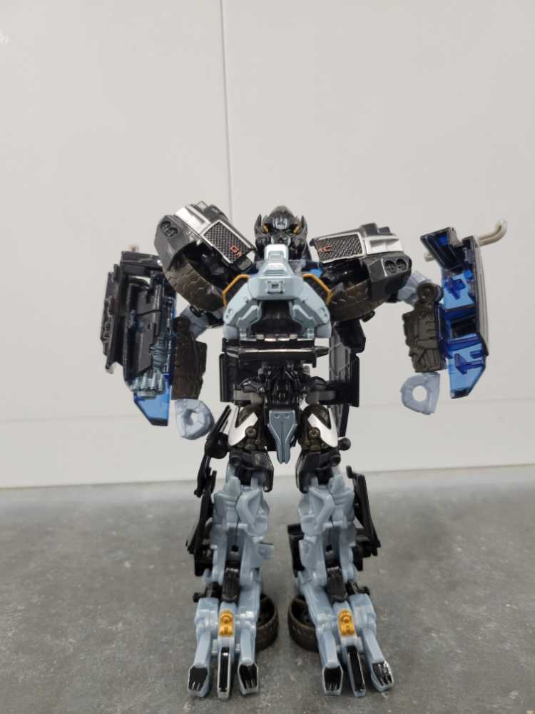 Ironhide Deluxe Missing Partical Cannon - Hasbro (Dark Of The Moon) action figure collectible - Main Image 2