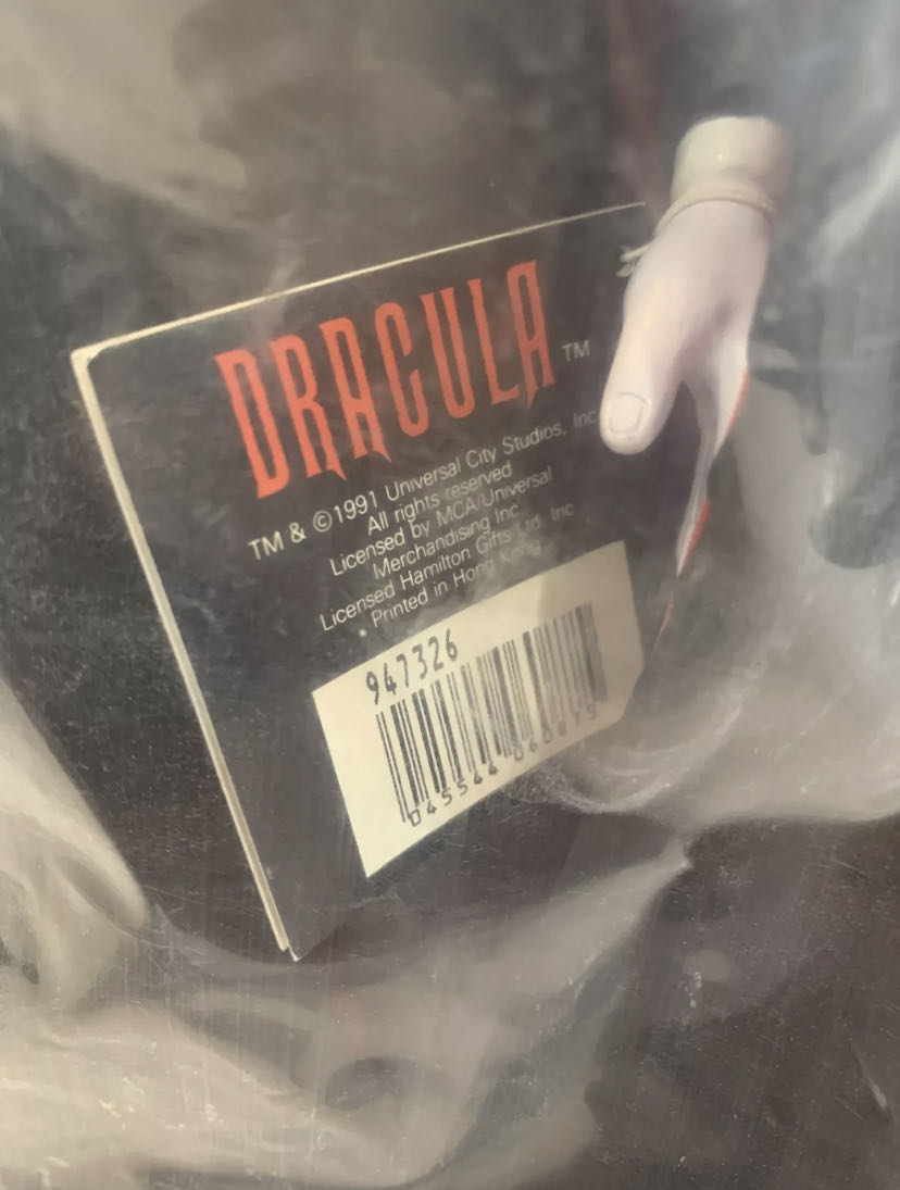 Dracula - Hamilton Gifts (Universal Monsters) action figure collectible - Main Image 2