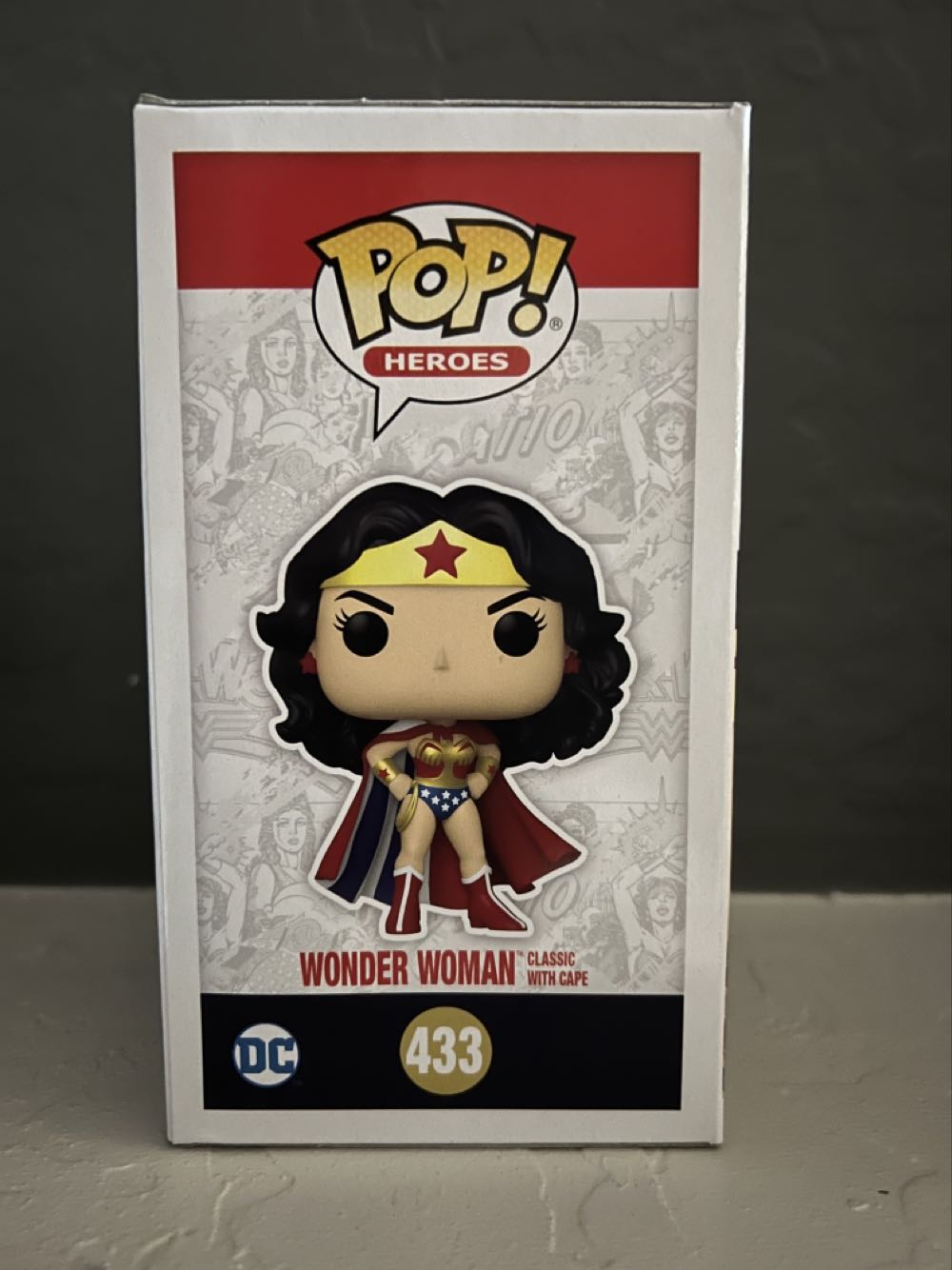 Wonder Woman - Pop! 80th: Classic With Cape  action figure collectible [Barcode 889698550086] - Main Image 4