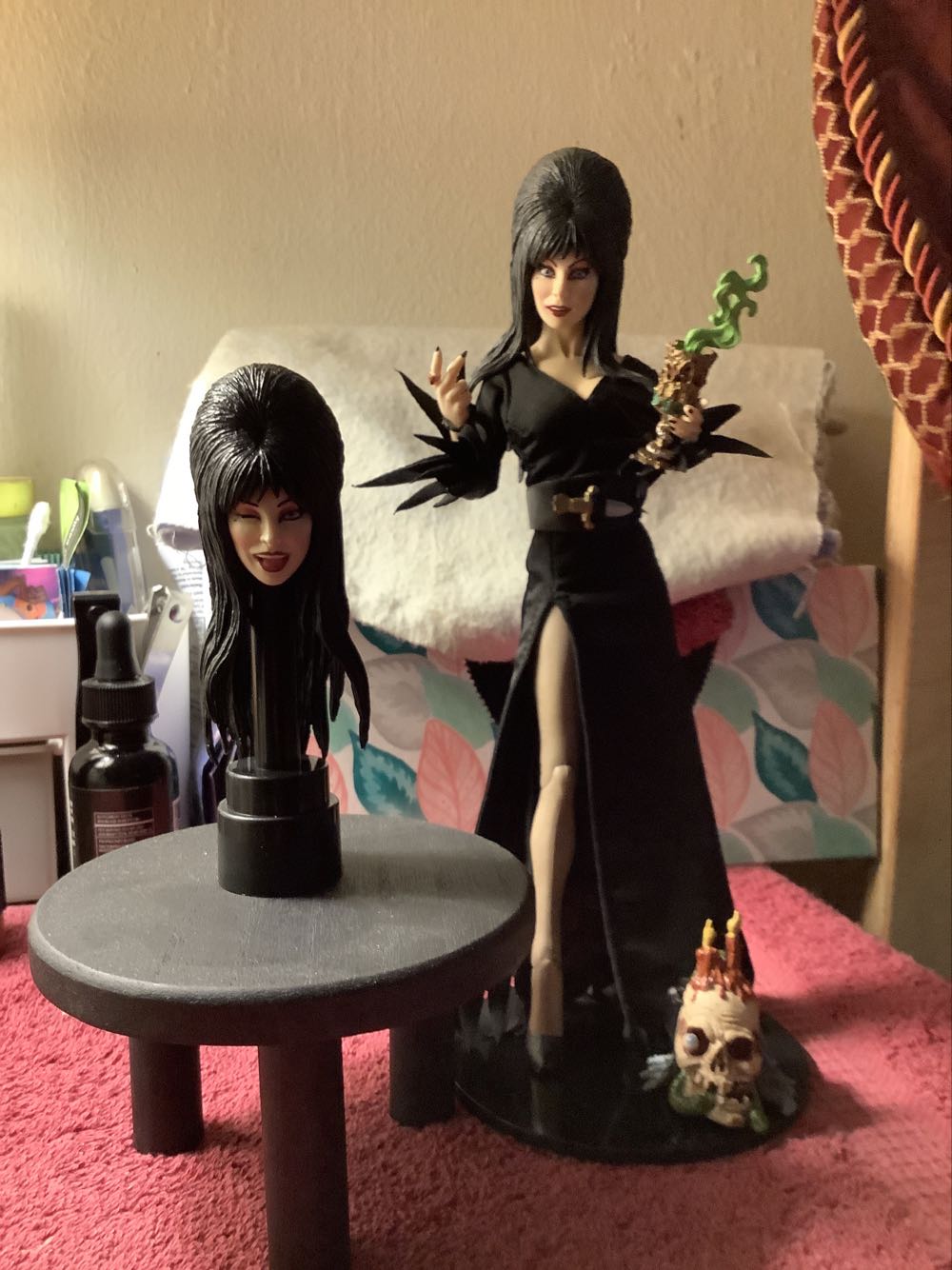 Neca Elvira Signature Edition Target Exclusive  - Neca (Elvira, Mistress of the Dark) action figure collectible [Barcode 634482560624] - Main Image 3