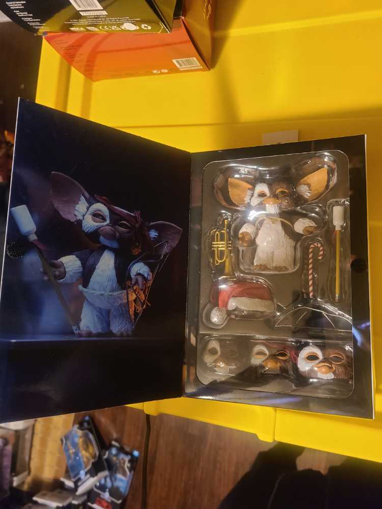 Neca Gremlins 2 Ultimate Gizmo The Mogwai Signature Edition Target Exclusive Howie Mandel Signed!  action figure collectible [Barcode 634482305836] - Main Image 3