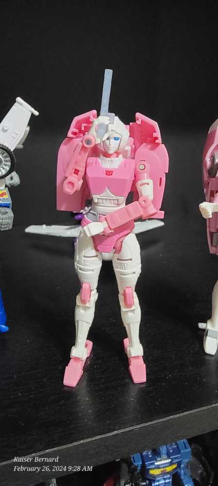 Earthrise Arcee - Hasbro (Transformers) (Transformers: Earthrise) action figure collectible - Main Image 4