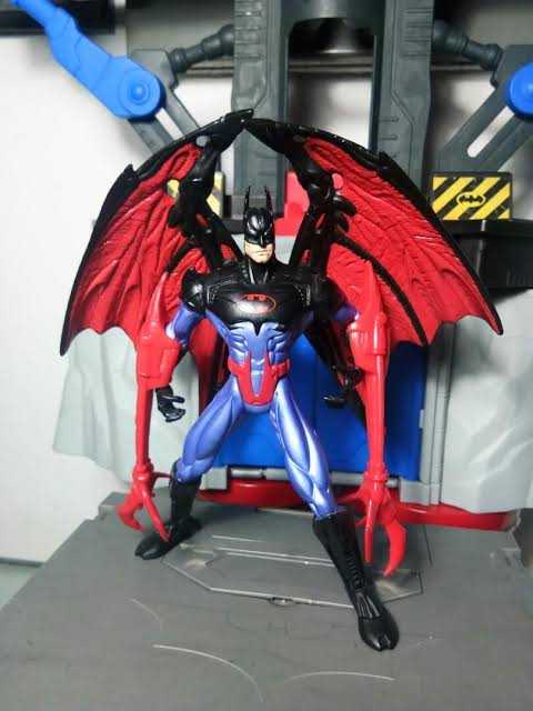 Batman: Legends of the Dark Knight Neural Claw Batman  action figure collectible - Main Image 2