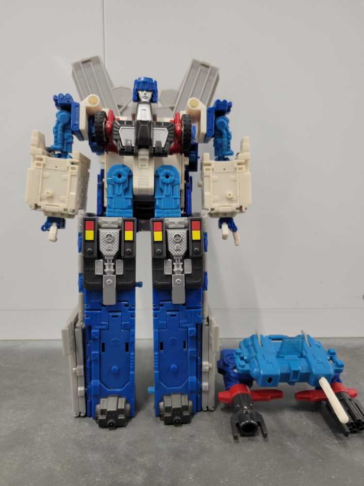 Ultra Magnus 4th Robot Mode  - Hasbro (Robots In Disguise RID) action figure collectible - Main Image 2