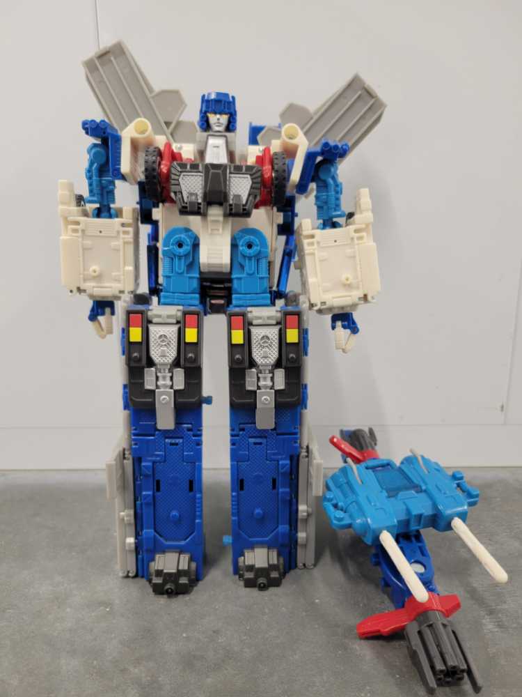 Ultra Magnus 3rd Robot Mode  - Hasbro (Robots In Disguise RID) action figure collectible - Main Image 2
