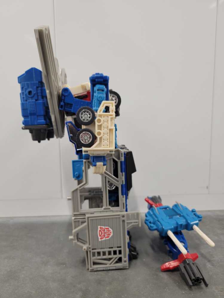 Ultra Magnus 3rd Robot Mode  - Hasbro (Robots In Disguise RID) action figure collectible - Main Image 3
