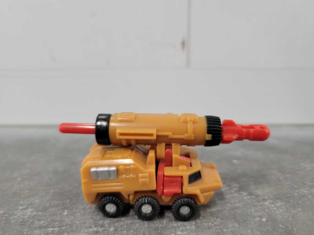 Knock Out 2nd With Wreckage And Bonecrusher (Vehicle Mode) Land Military Team - Hasbro (Armada) action figure collectible - Main Image 3