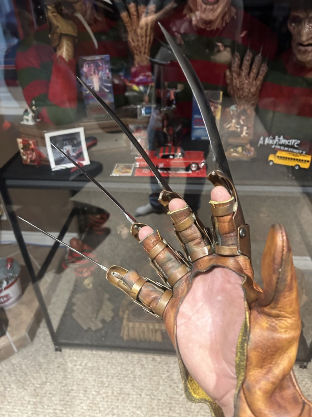 Glove: Tots: The Dream Master Glove - Trick or Treat Studios (A Nightmare On Elm Street 4: The Dream Master) action figure collectible [Barcode 811501033165] - Main Image 3