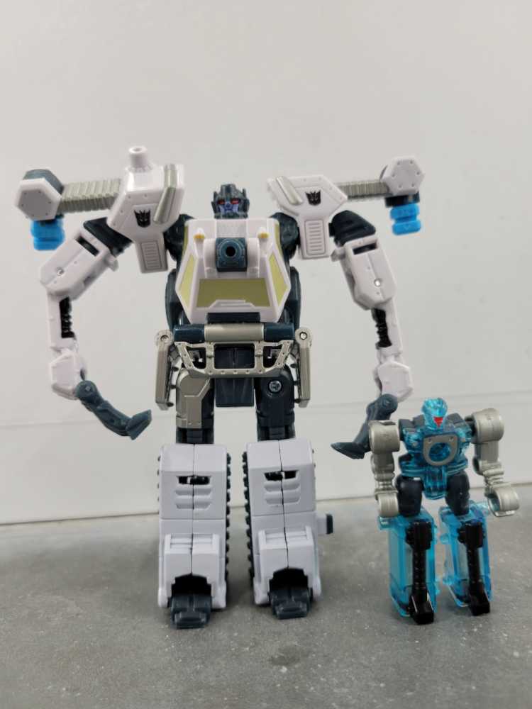 Icepick with Chainclaw - Hasbro (Power Core Combiners) action figure collectible - Main Image 2