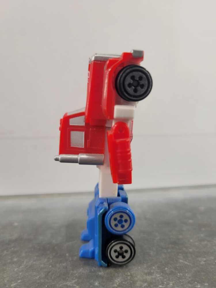 Optimus Prime 1st (Robot Mode) - Hasbro (Universe) action figure collectible - Main Image 3