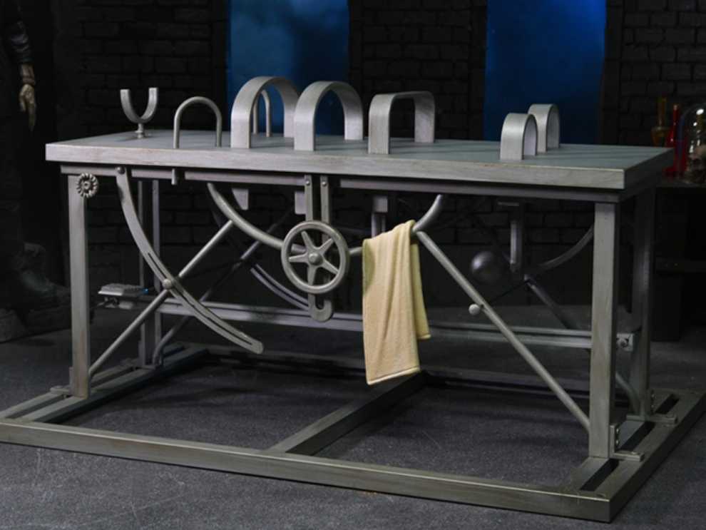 Dr. Frankenstein’s Surgery Table - FILMS - CLASSIC UNIVERSAL MONSTERS (Diorama) action figure collectible [Barcode 634482048276] - Main Image 4
