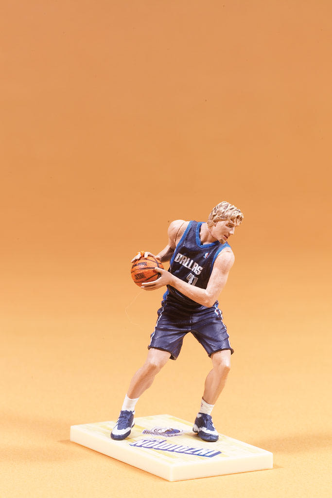 McFarlane NBA : Dirk Nowitzki ( Dallas Mavericks ) - McFarlane Toys (Mcfarlane NBA) action figure collectible - Main Image 2