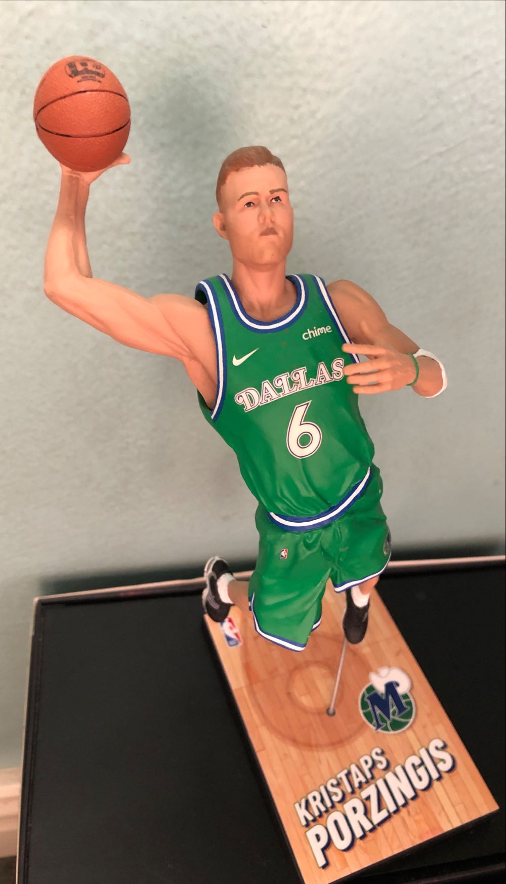 McFarlane NBA : Kristaps Porzingis ( Dallas Mavericks Custom ) ( via New York Knicks ) - McFarlane Toys (Mcfarlane NBA) action figure collectible - Main Image 3