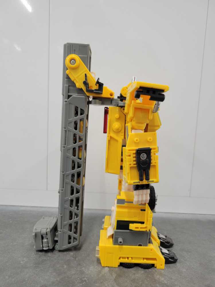 Optimus Prime Sam’s Club (Robot Mode) - Hasbro (Universe) action figure collectible - Main Image 3