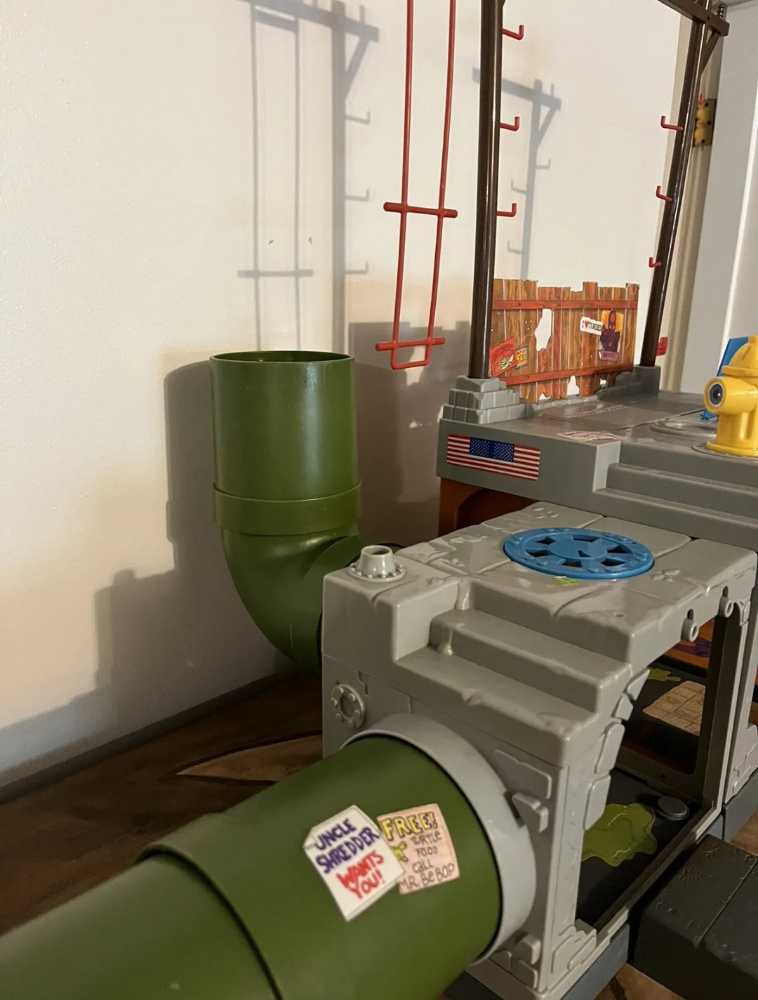 Teenage Mutant Ninja Turtles Sewer Lair Playset - Playmates (1987 Teenage Mutant Ninja Turtles) action figure collectible [Barcode 043377056850] - Main Image 2