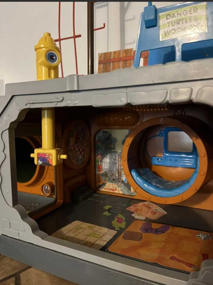 Teenage Mutant Ninja Turtles Sewer Lair Playset - Playmates (1987 Teenage Mutant Ninja Turtles) action figure collectible [Barcode 043377056850] - Main Image 4