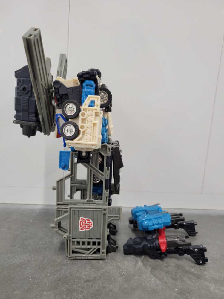 Ultra Magnus Sam’s Club Missing 2 Missiles - Hasbro (Universe) action figure collectible - Main Image 3