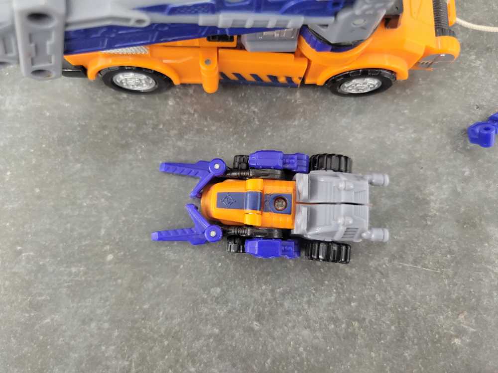 Liftor with Smokescreen 4th - Hasbro (Armada) action figure collectible - Main Image 2