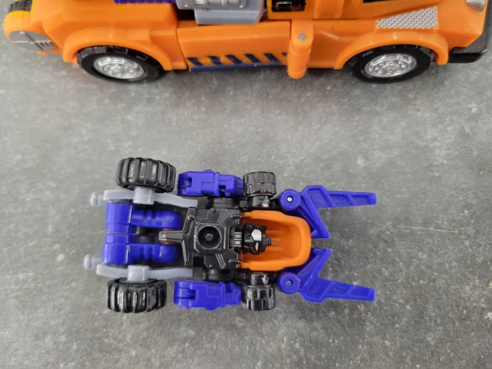 Liftor with Smokescreen 4th - Hasbro (Armada) action figure collectible - Main Image 4