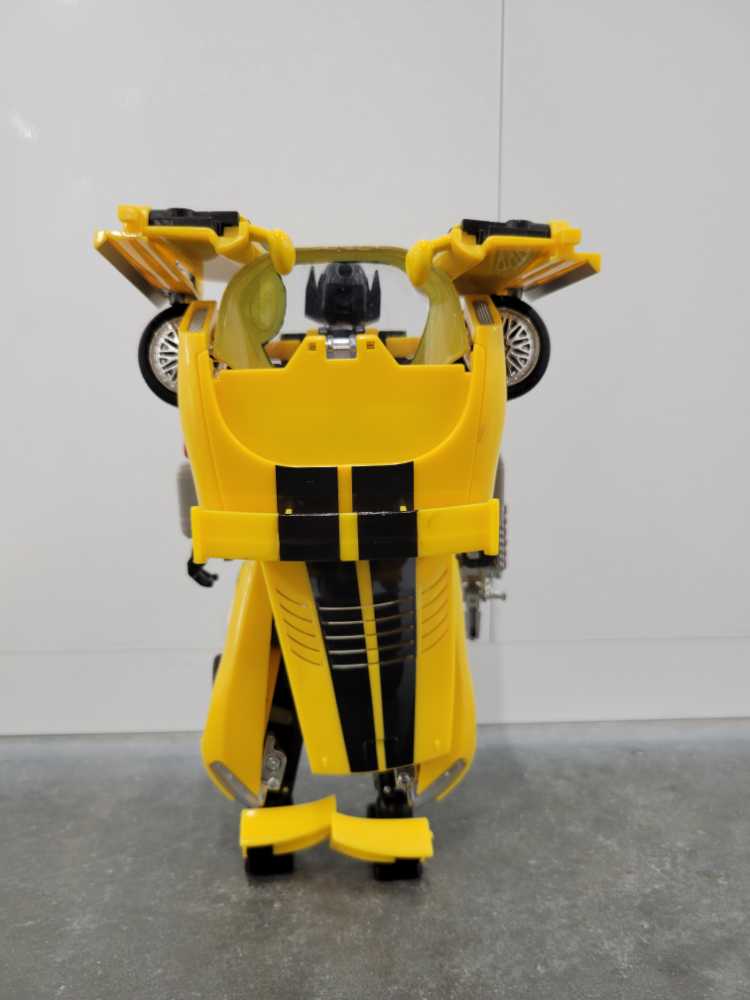 Sunstreaker 2nd Robot Mode - Hasbro (Alternators) action figure collectible - Main Image 4