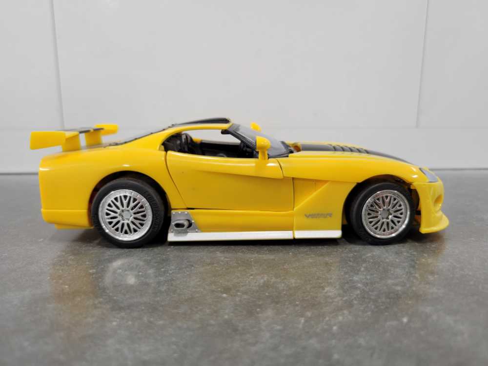 Sunstreaker 3rd Vehicle Mode - Hasbro (Alternators) action figure collectible - Main Image 3