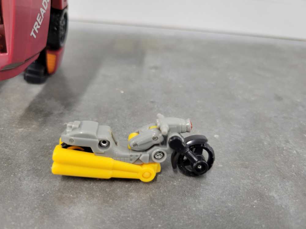 Nightbeat with Treadshot, Ultra Magnus and Over Run - Hasbro (Universe) action figure collectible - Main Image 3