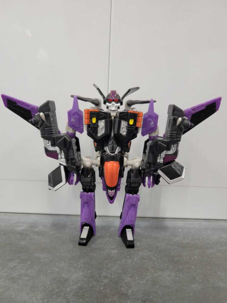 Skywarp (Robot Mode) - Hasbro (Universe) action figure collectible - Main Image 2
