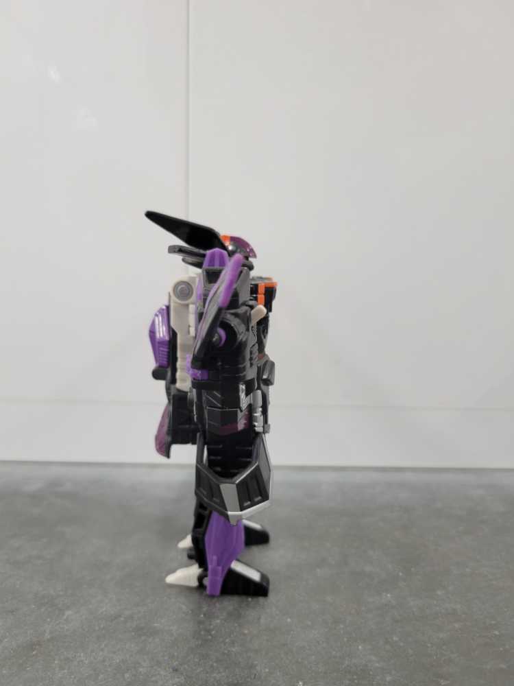 Skywarp (Robot Mode) - Hasbro (Universe) action figure collectible - Main Image 3