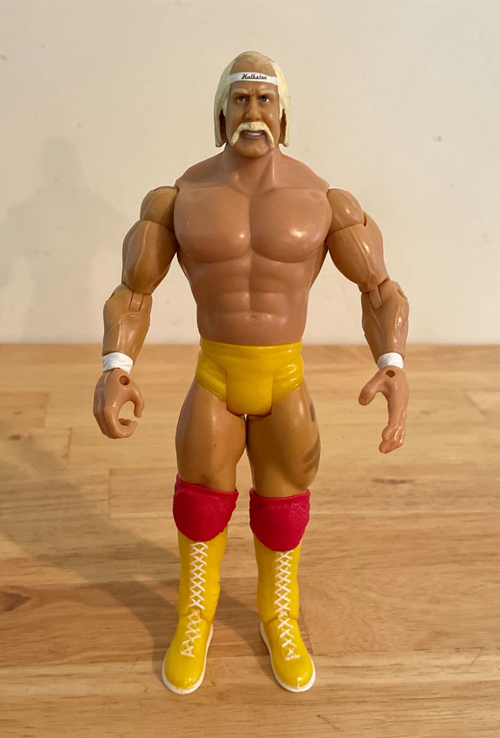 Hulk Hogan - WWE Jakks Pacific Classic Superstars (WWE Jakks Pacific Classic Superstars Series 8) action figure collectible - Main Image 3