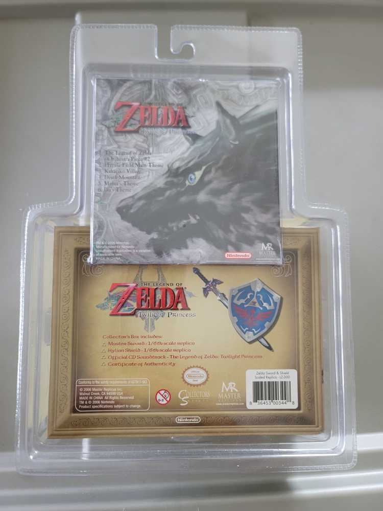 Master Sword & Hylian Shield 1/6 Scale Mr - Master Replicas (The legend Of Zelda) action figure collectible [Barcode 836453003448] - Main Image 2