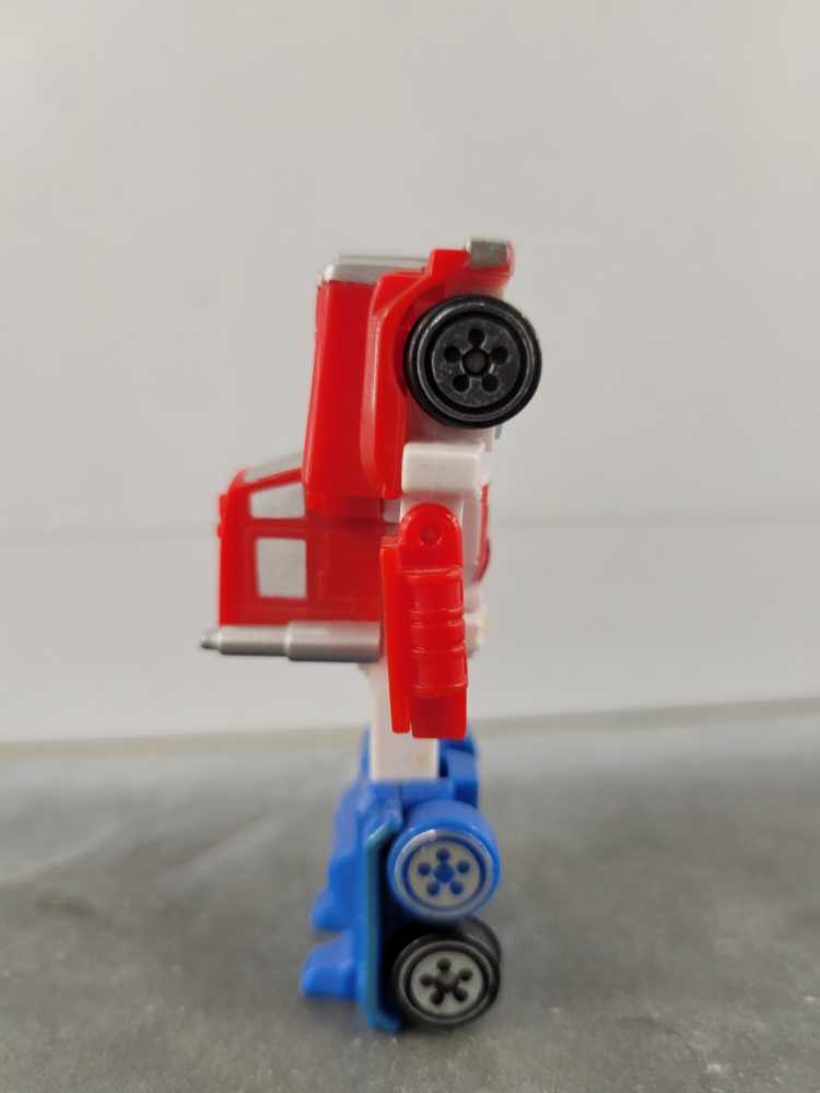 Optimus Prime 2nd (Robot Mode) - Hasbro (Universe) action figure collectible - Main Image 2