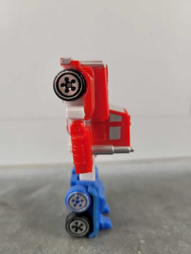 Optimus Prime 2nd (Robot Mode) - Hasbro (Universe) action figure collectible - Main Image 4