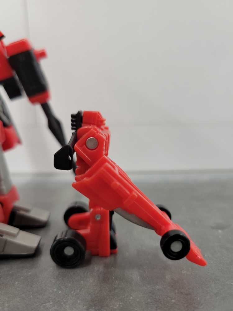 Roadhandler with Swerve - Hasbro (Universe) action figure collectible - Main Image 2