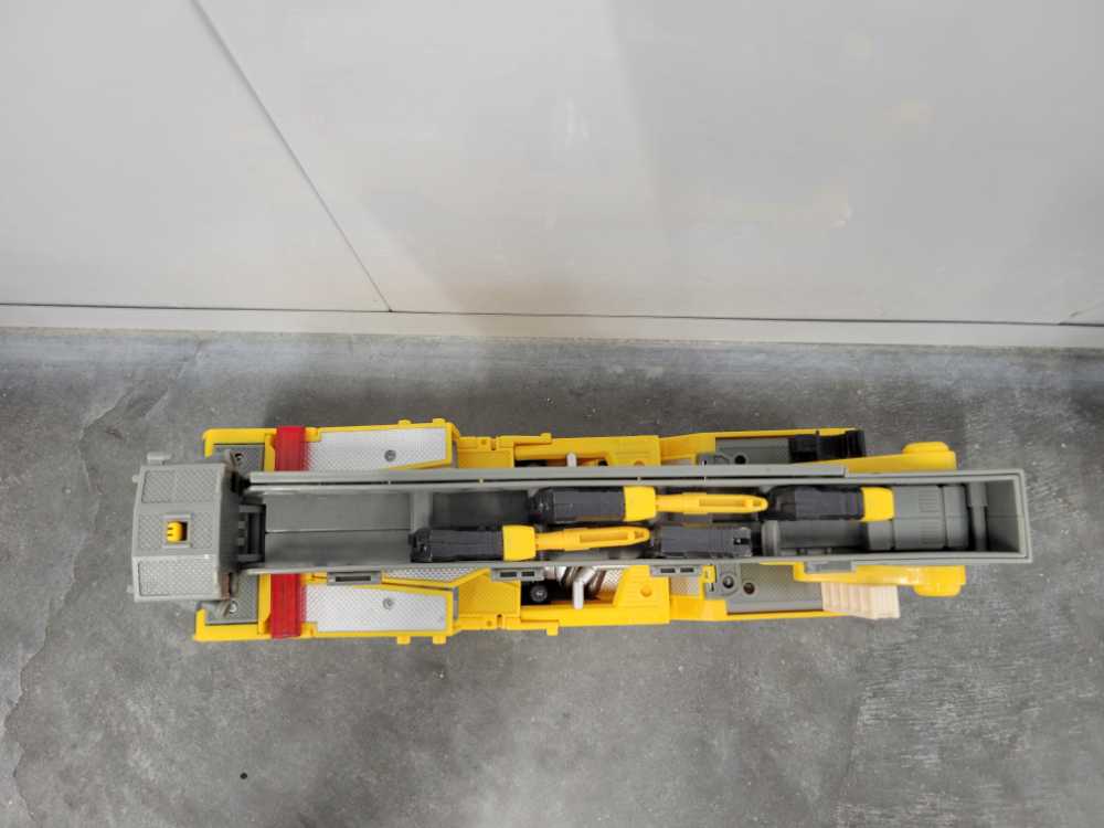 Optimus Prime Sam’s Club (Vehicle Mode) - Hasbro (Universe) action figure collectible - Main Image 2