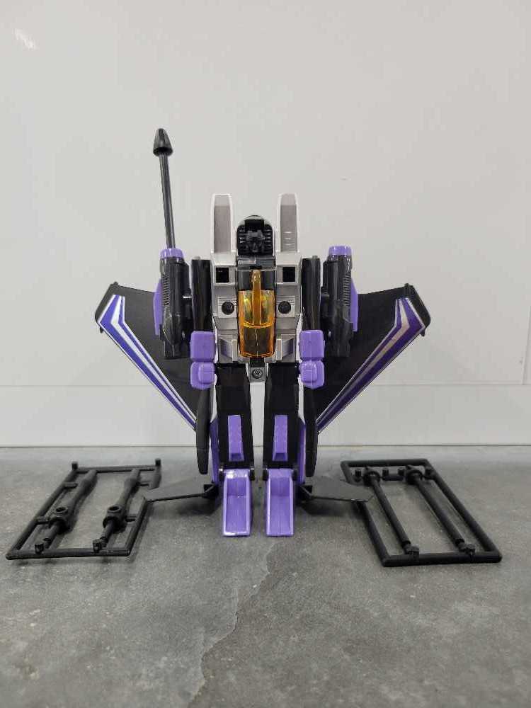 Skywarp (Robot Mode) - Hasbro (Reissue) action figure collectible - Main Image 2