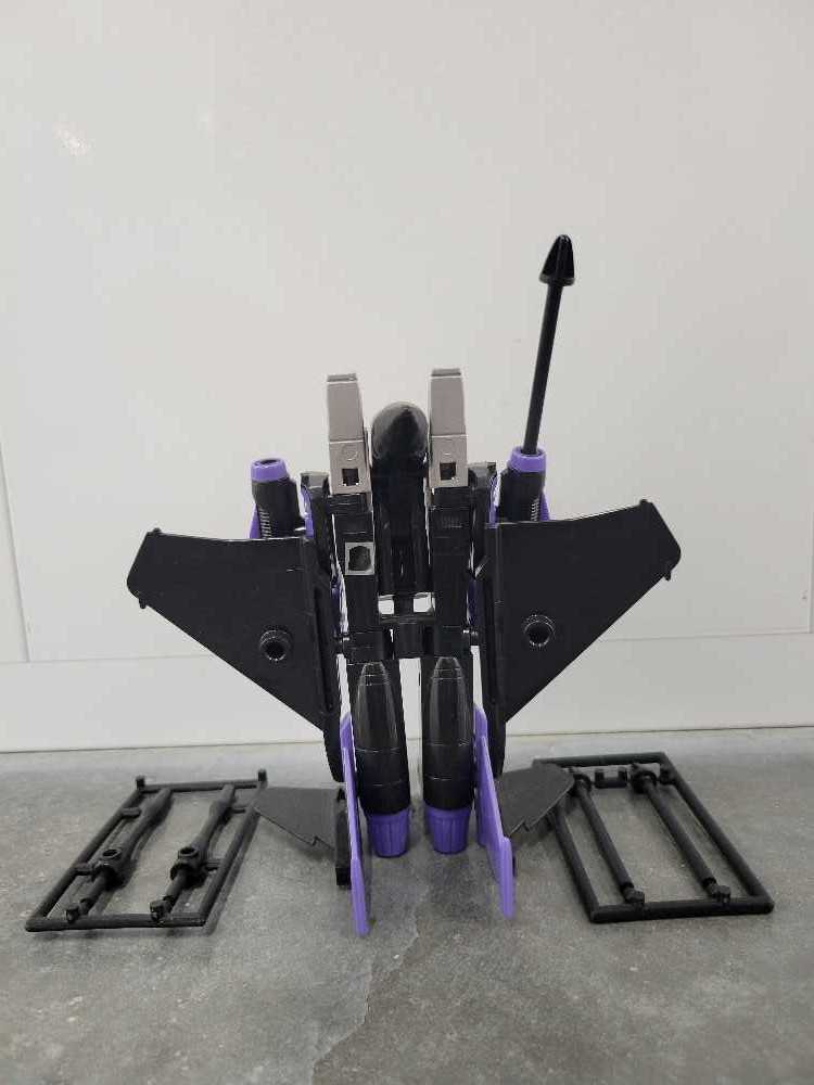 Skywarp (Robot Mode) - Hasbro (Reissue) action figure collectible - Main Image 4