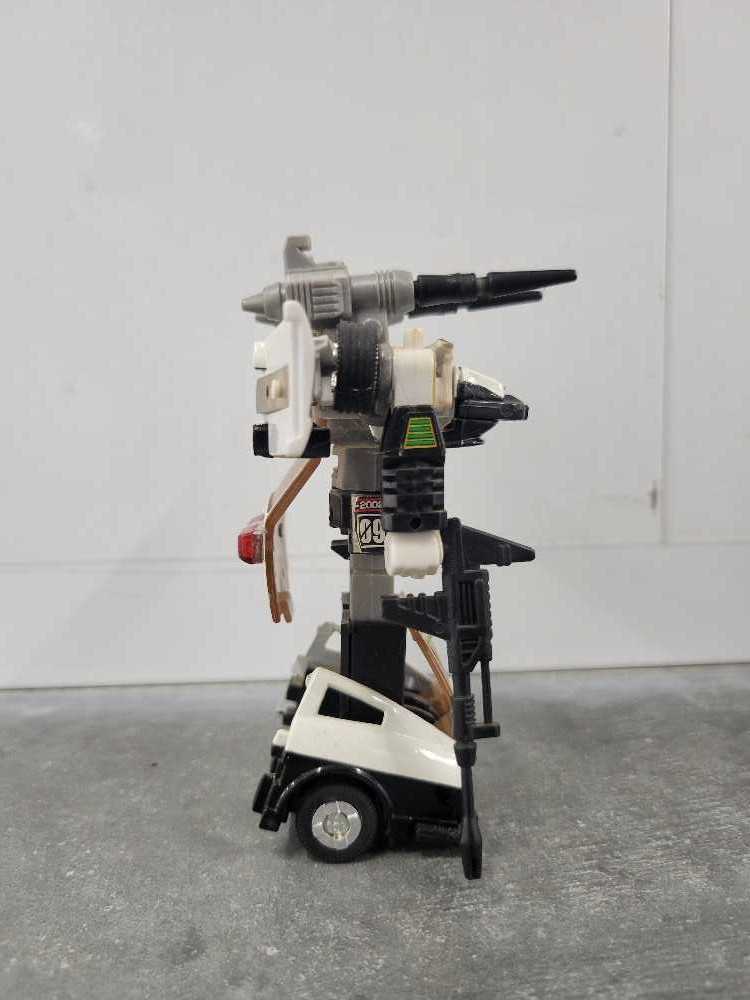 Prowl Toys"R"Us (Robot Mode) - Hasbro (Reissue) action figure collectible - Main Image 3