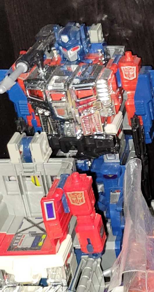Powermaster Optimus Prime With Hi-Q Apex Armor (Robot Mode) Toys"R"Us Hi-Q Hi Q - Hasbro (Reissue) action figure collectible - Main Image 2