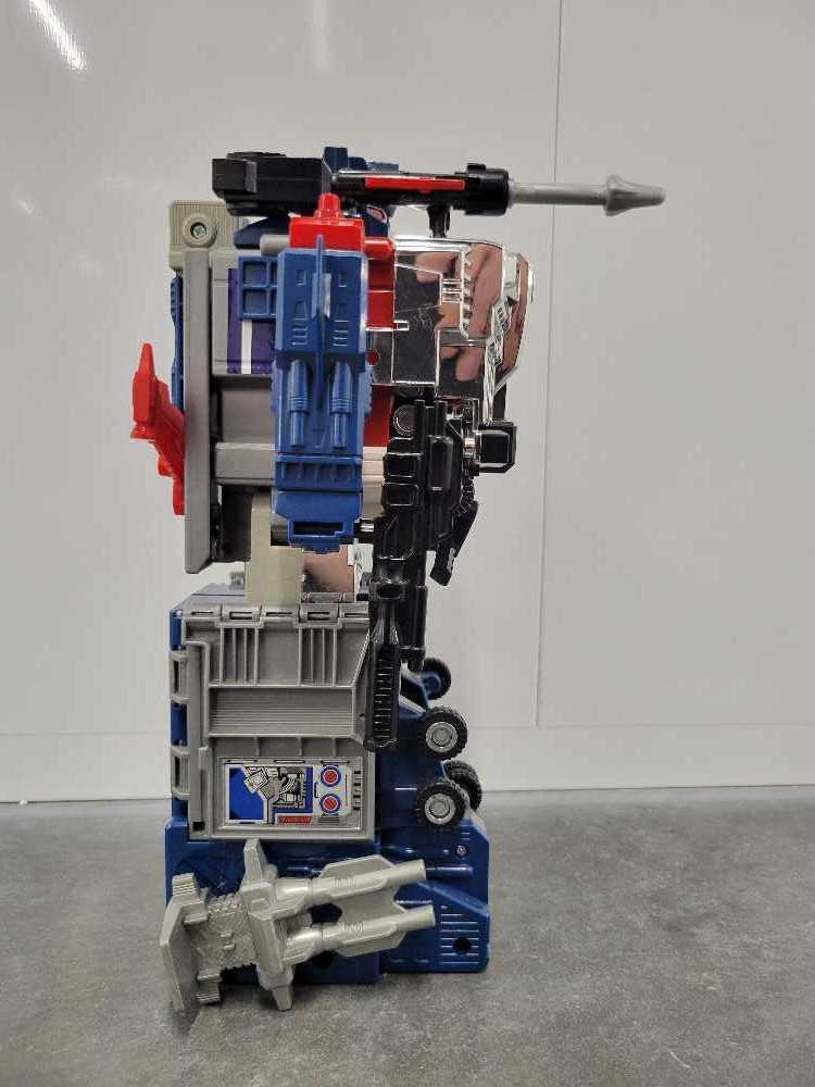 Powermaster Optimus Prime With Hi-Q Apex Armor (Robot Mode) Toys"R"Us Hi-Q Hi Q - Hasbro (Reissue) action figure collectible - Main Image 3