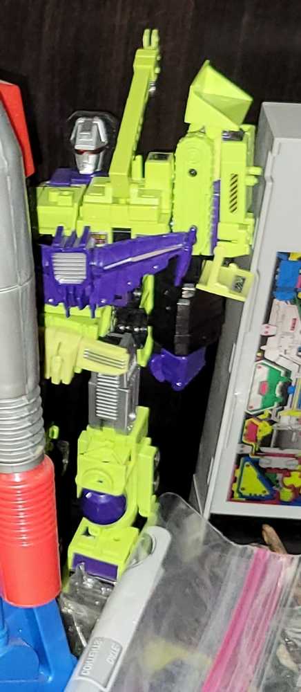 Loki With Scepter (Avengers) 985 Entertainment Earth Exclusive/ Glows In The Dark