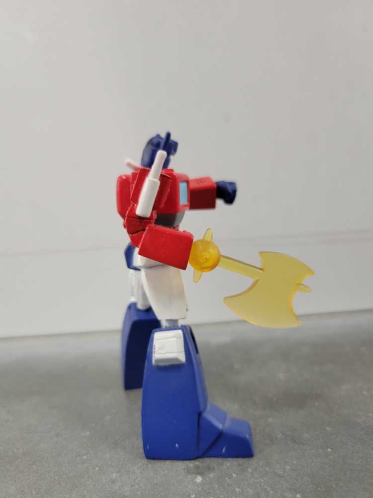 Optimus Prime With Axe - Hasbro (Heroes Of Cybertron SCF) action figure collectible - Main Image 2