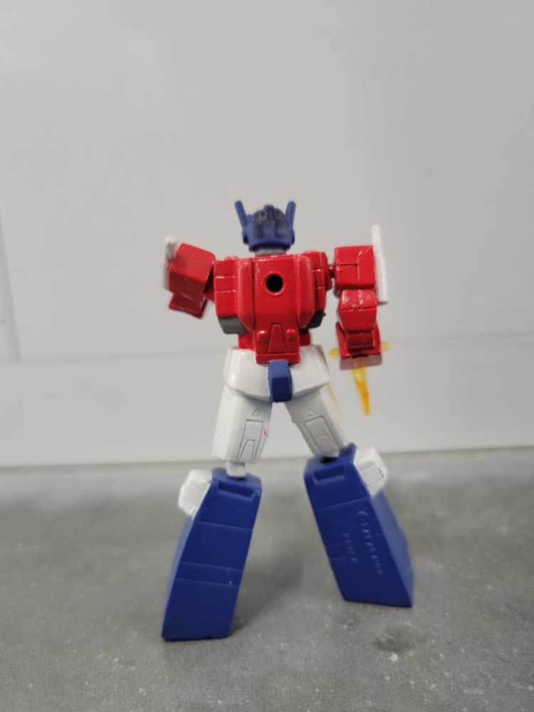 Optimus Prime With Axe - Hasbro (Heroes Of Cybertron SCF) action figure collectible - Main Image 3