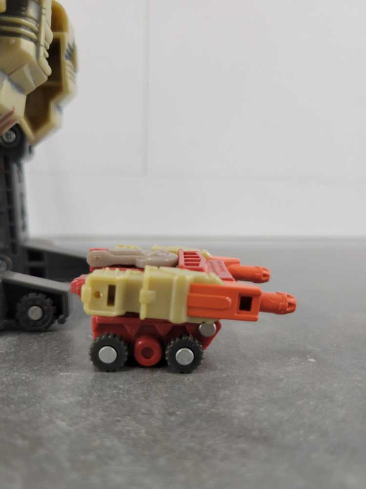 Blackout With Demolishor 1st Vehicle Mode) - Hasbro (Armada) action figure collectible - Main Image 3