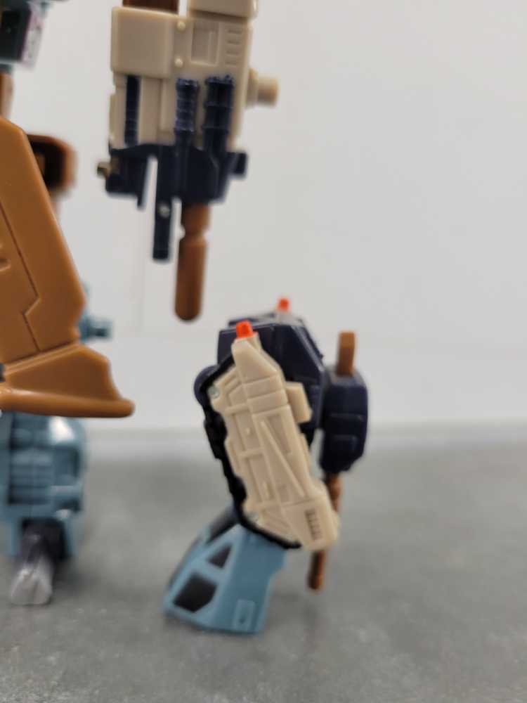 Crumplezone With Cyclonus (Robot Mode) - Hasbro (Armada) action figure collectible - Main Image 4